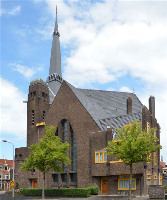 De kerk rijst hoog op boven de omringende bebouwing.
              <br/>
              Richard Keijzer, 2012-08-08